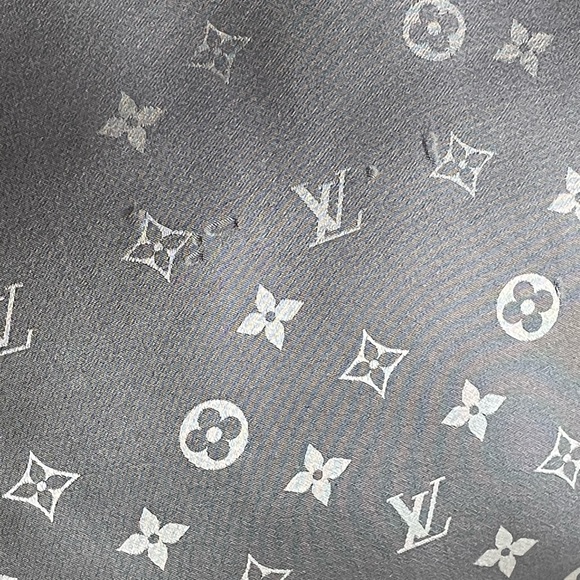 Louis Vuitton Silk Falling Monogram Stole - Picture 11 of 15
